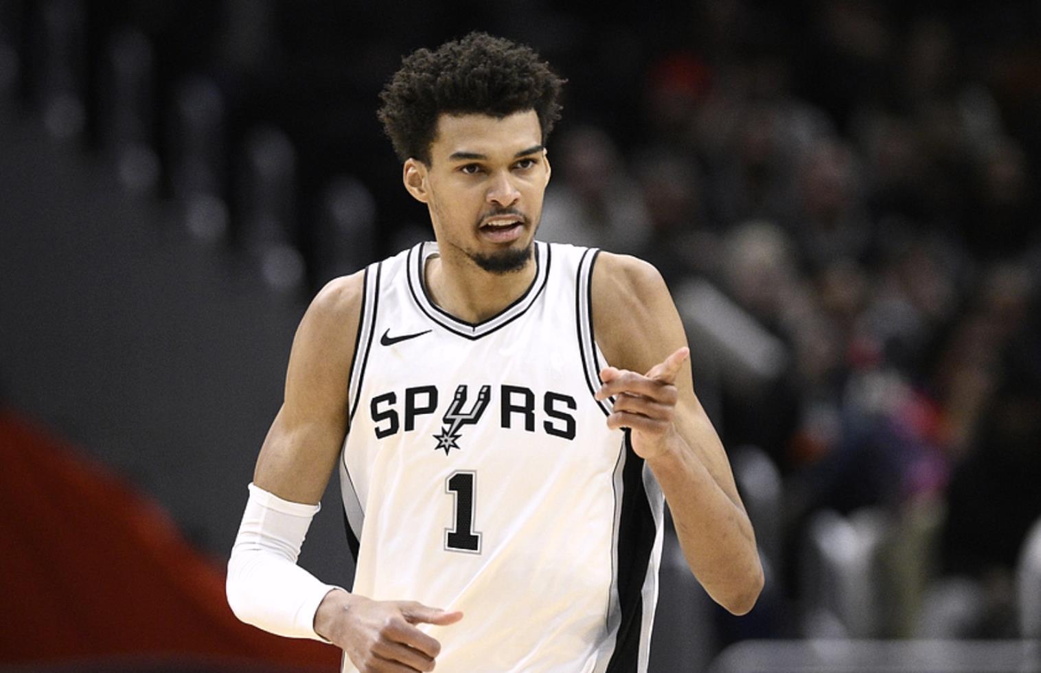 目前文班亚, 克斯 目前文班亚, 克斯